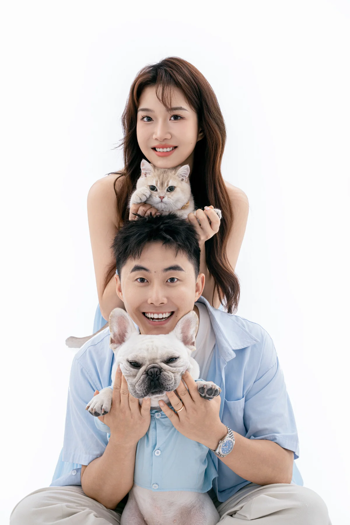 Vivi 和家人与 Jojo、球球的竖版合照