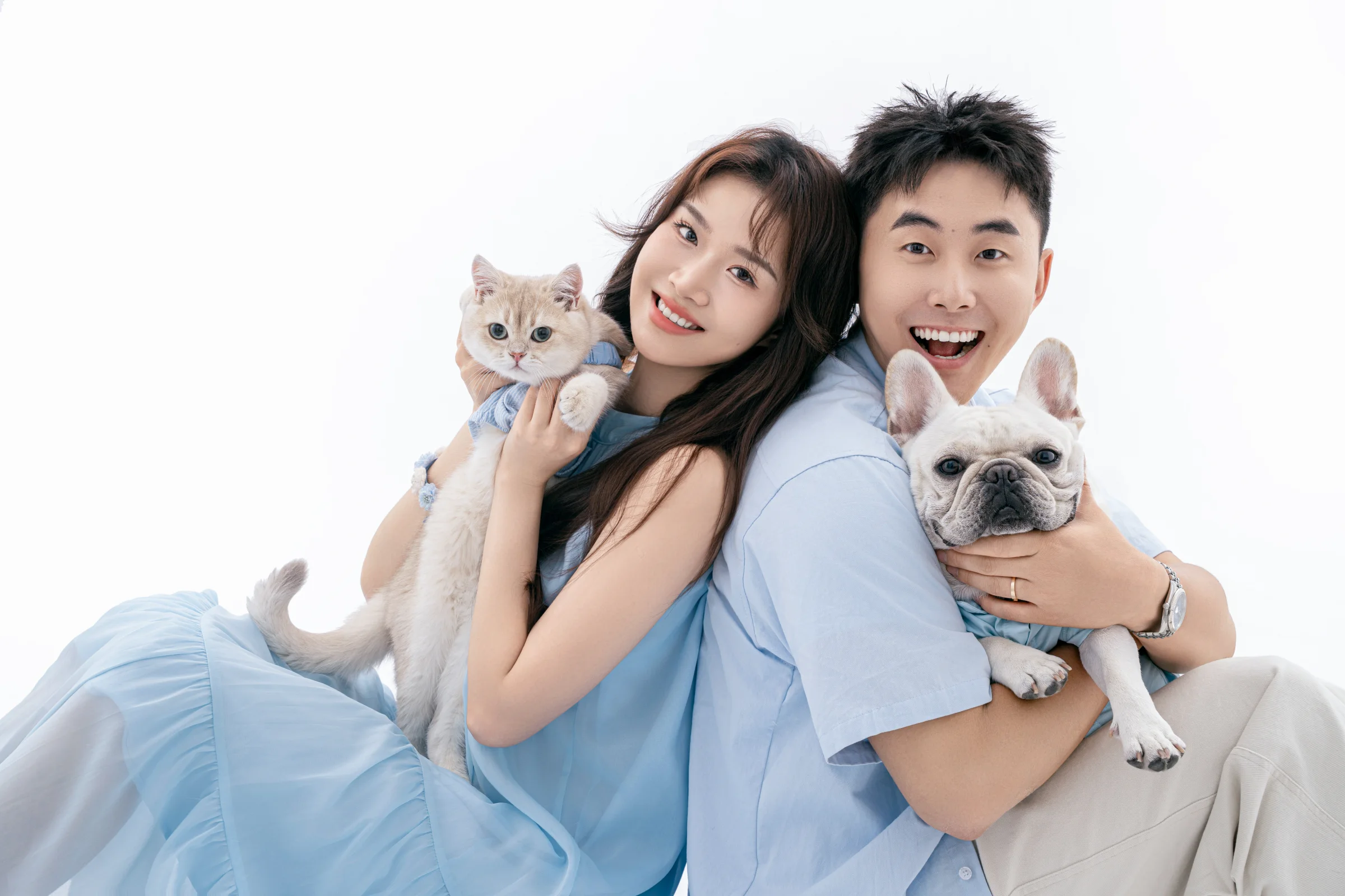 Vivi 和家人抱着 Jojo 与球球的家庭合照